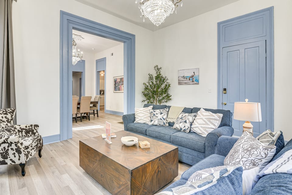 Historic Escape: Walk to The Strand Galleries! Apartment in Texas City