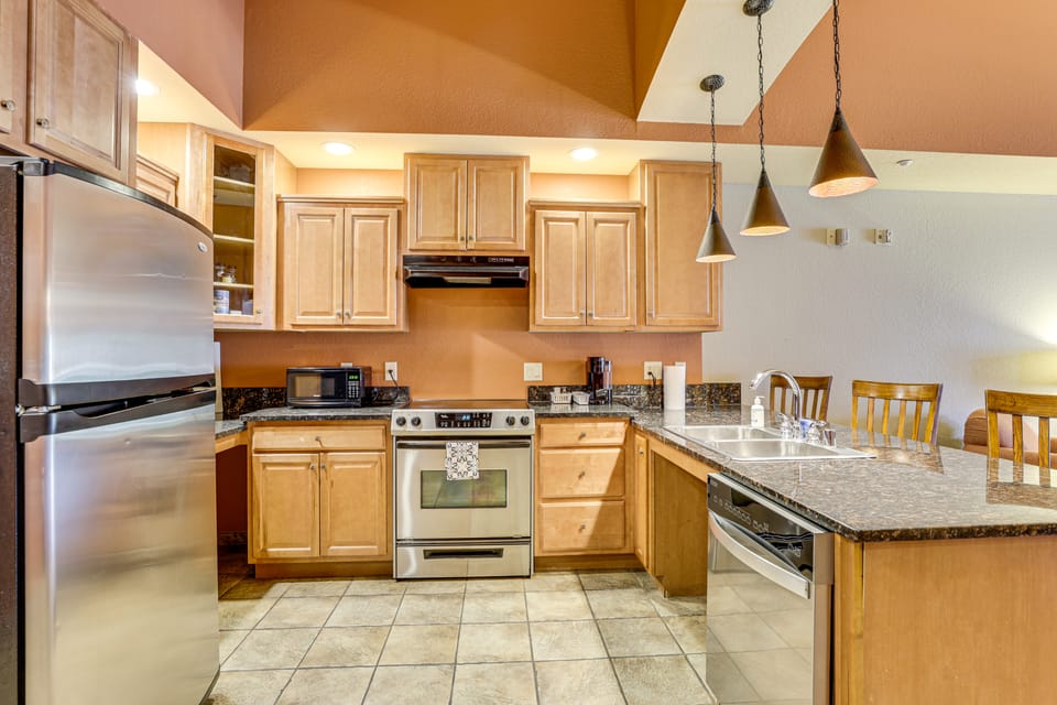 1st-Floor Wisconsin Resort Condo w/ Patio! Apartment in Wisconsin Dells