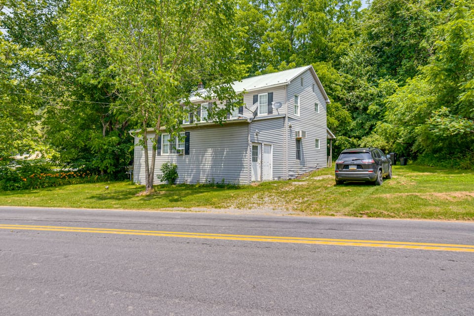 Honey Bee Farm On-Site: Susquehanna Valley Apt! Apartment in Pennsylvania