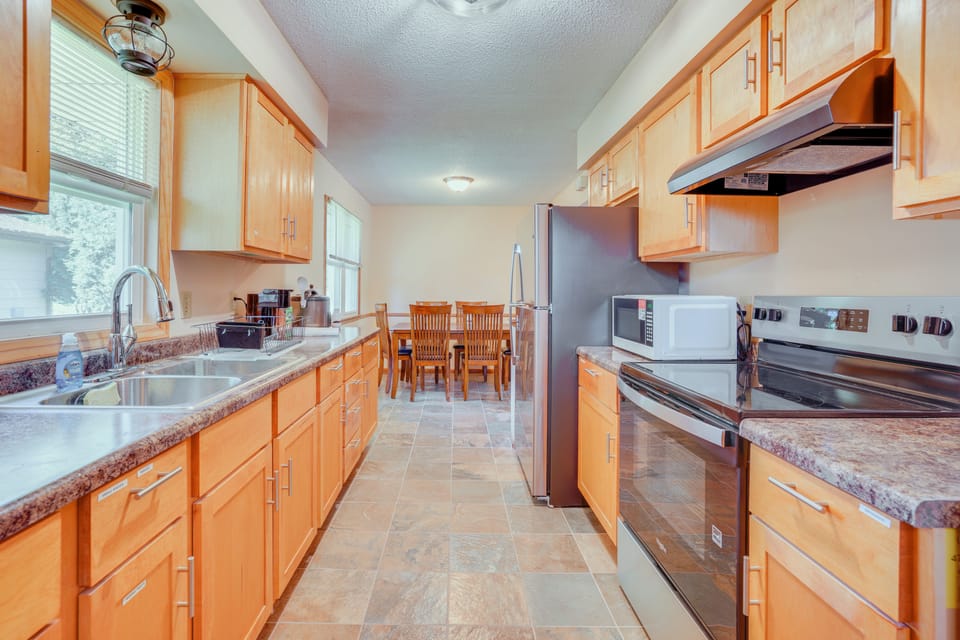 10 Mi to Downtown: Group Getaway in Minneapolis House in Brooklyn Center