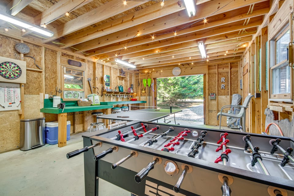 Sandy Beach, Fun Games & Barn: Lake Lure Gem! House in Lake Lure