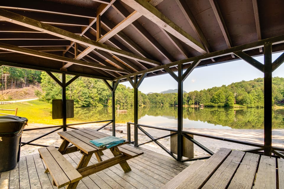 Sandy Beach, Fun Games & Barn: Lake Lure Gem! House in Lake Lure