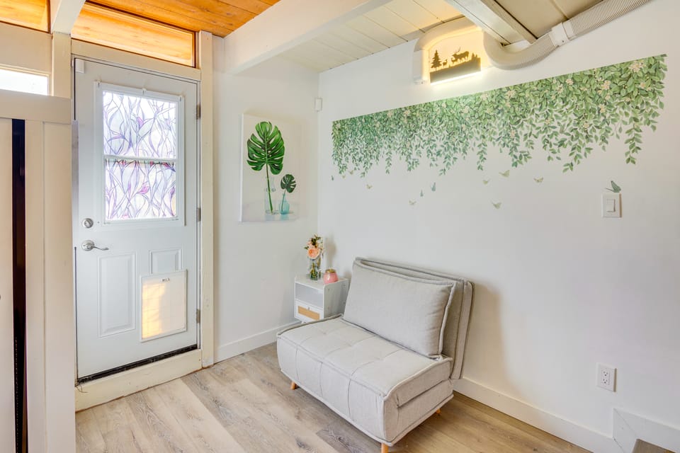 Stroll to Beach & Pepperdine: Airy Malibu Studio Apartment in Malibu