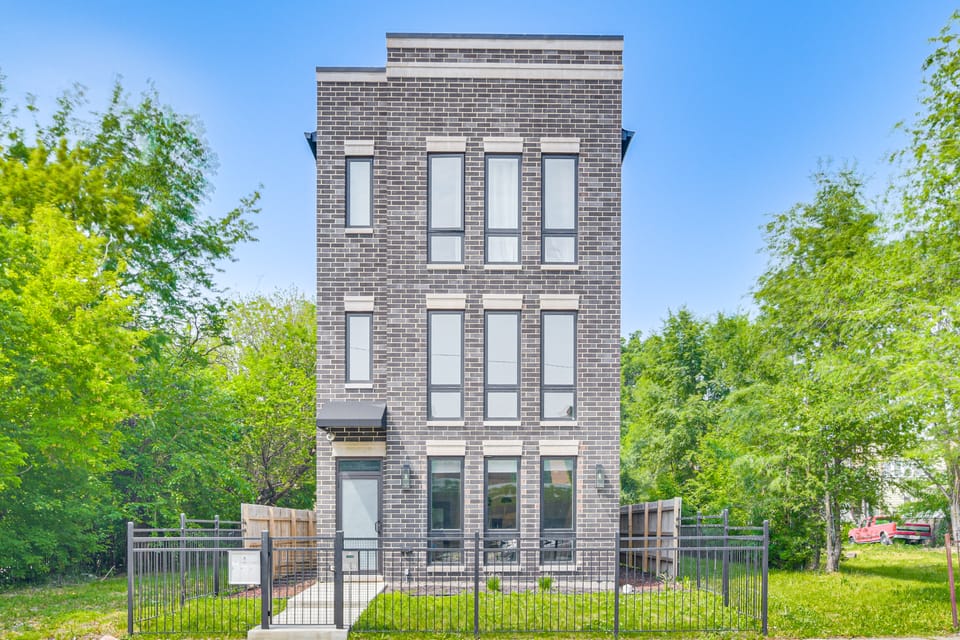 4 Mi to Downtown: Modern Chicago Condo! Apartment in Chicago