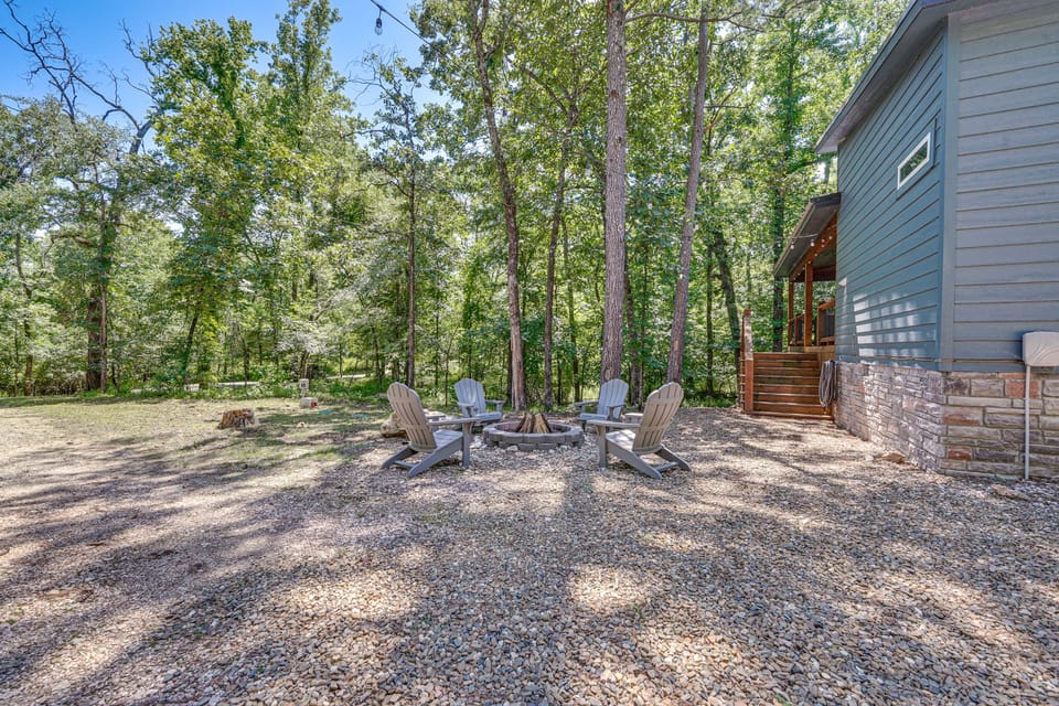 Creekside Cabin w/ Views & Hot Tub in Broken Bow House in Oklahoma