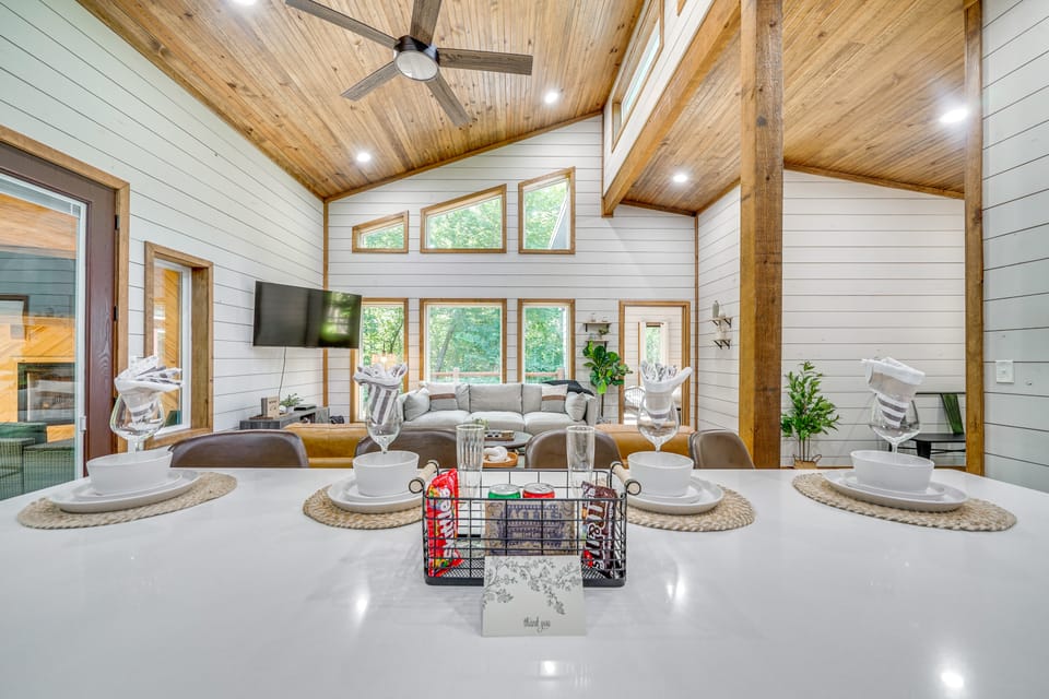 Creekside Cabin w/ Views & Hot Tub in Broken Bow House in Oklahoma