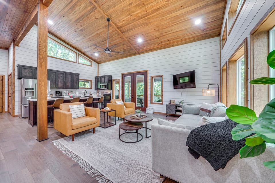 Creekside Cabin w/ Views & Hot Tub in Broken Bow House in Oklahoma