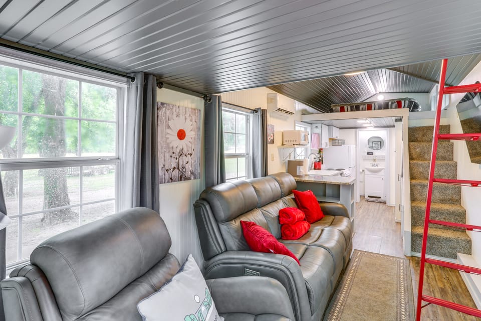 Swim On-Site: Riverfront Studio in Mountain View! Apartment in Arkansas