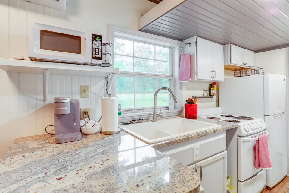 Swim On-Site: Riverfront Studio in Mountain View! Apartment in Arkansas