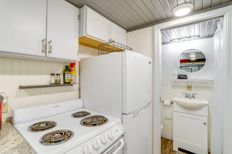Swim On-Site: Riverfront Studio in Mountain View! Apartment in Arkansas