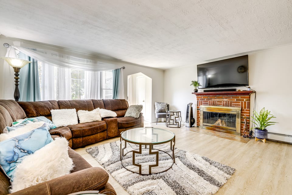 10 Mi to Hartford: Family Home w/ Yard House in Manchester