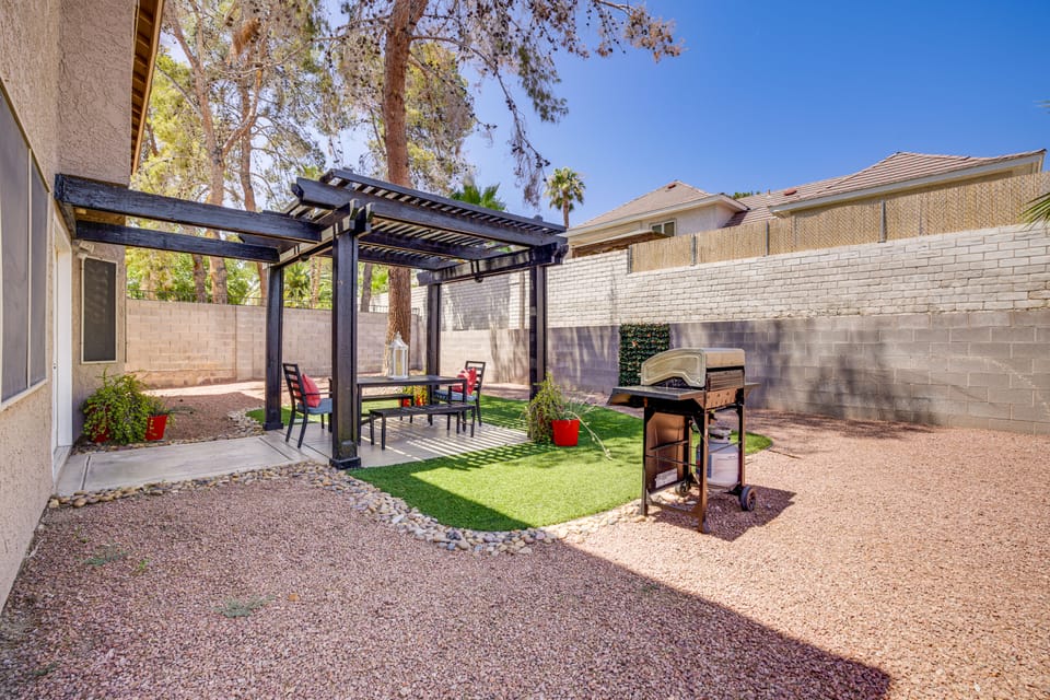 Quiet Henderson Retreat: Extended Stays & Gazebo! House in Green Valley North