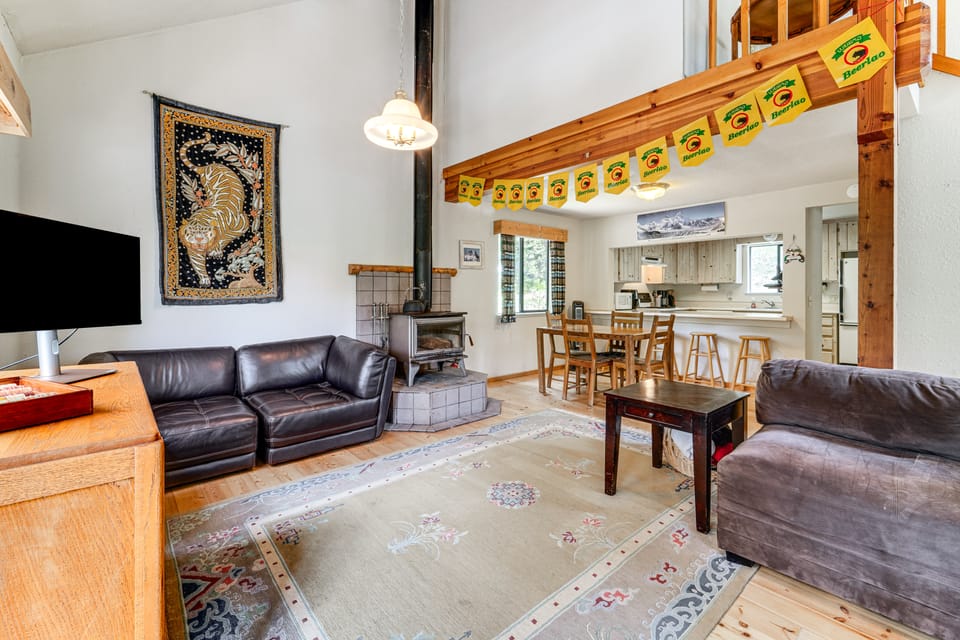 6 Mi to Downieville Downhill: Cabin w/ Mtn Views House in Sierra Nevada