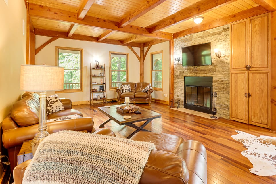Game Room & Fireplaces: Group Dahlonega Getaway House in Georgia