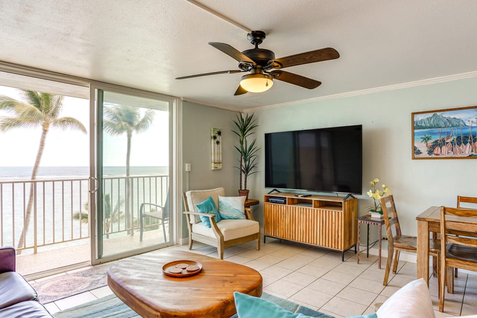 Beachfront Penthouse w/ 3 Lanais on O’ahu! Apartment in Punaluu