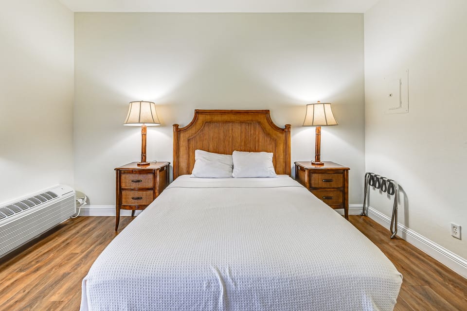 Exclusive 10,000 Islands Access: Naples Studio Apartment in Collier County