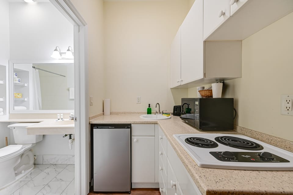 Dock, Pool & Tennis Courts: Naples Resort Retreat! Apartment in Collier County