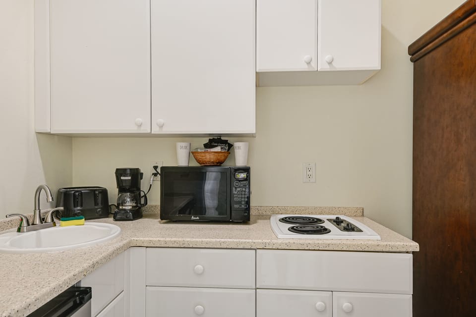 Dock, Pool & Tennis Courts: Naples Resort Retreat! Apartment in Collier County