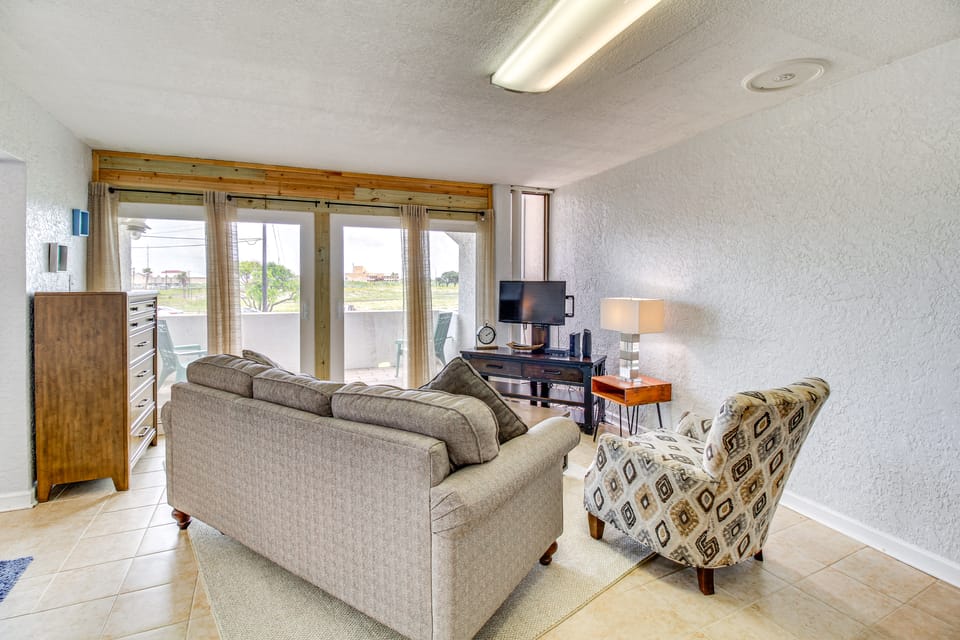 Swim, Fish & Suntan: Cozy Corpus Christi Retreat Apartment in North Padre Island