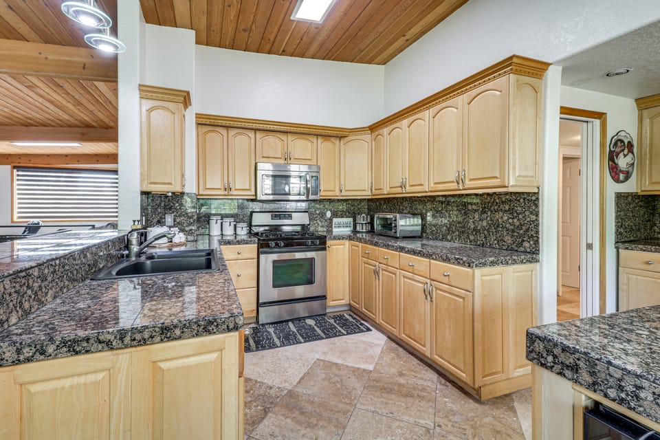 Winter Sun & Mountain Views: Luxe LA Escape! House in Canoga Park