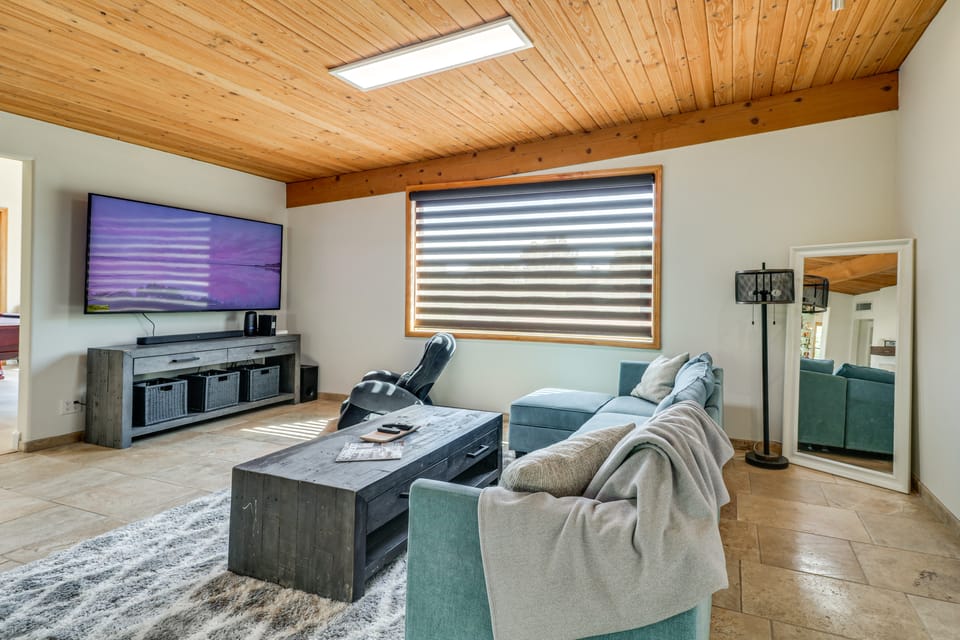 Play, Swim & Unwind: Luxe Los Angeles Oasis! House in Canoga Park