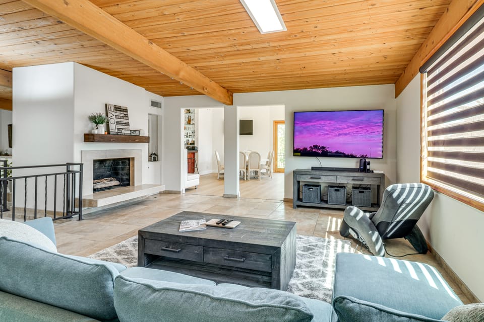 Winter Sun & Mountain Views: Luxe LA Escape! House in Canoga Park