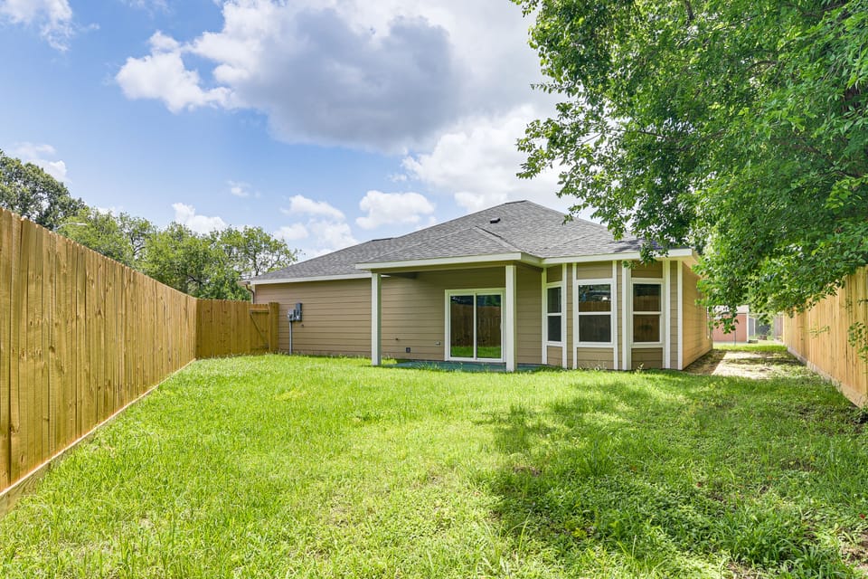 11 Mi to Dtwn Houston: Family Home w/ Yard House in Houston