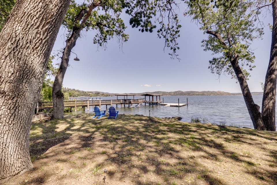 Winter Lakefront Retreat w/ Dock + Boat Ramp House in Clear Lake