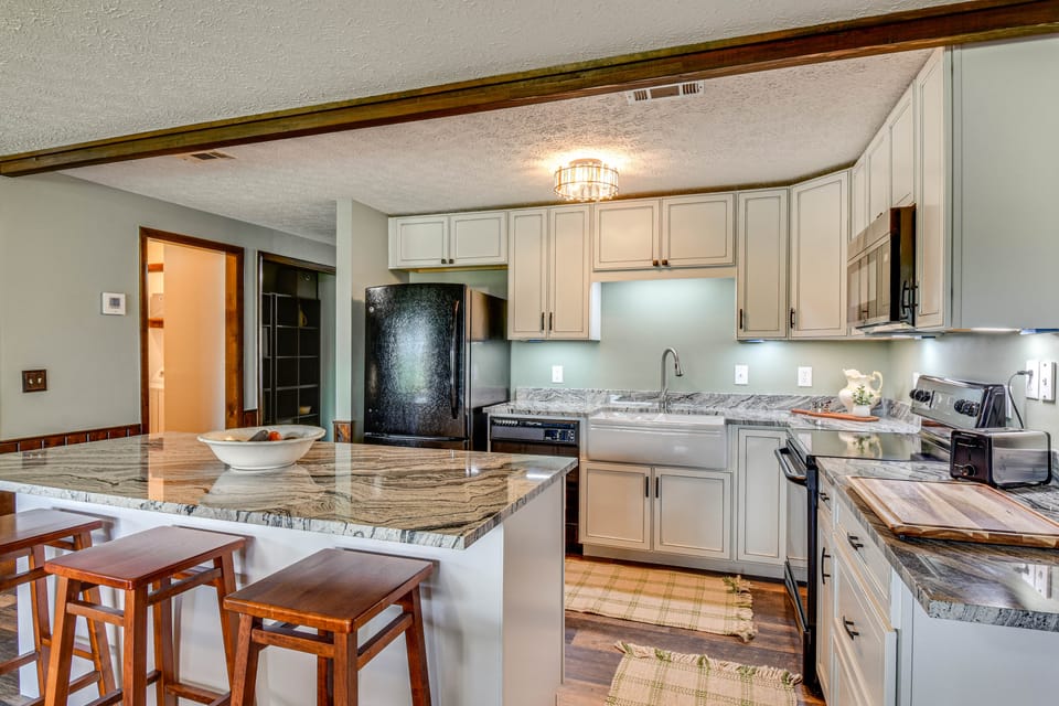 Tee Off in the Mtns: Sky Valley Condo w/ View! Apartment in Sky Valley