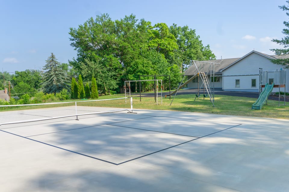 Lake Mary View: Pickleball Paradise Penthouse Unit Apartment in Twin Lakes