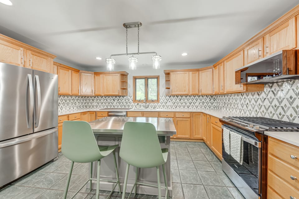 Lake Mary View: Pickleball Paradise Penthouse Unit Apartment in Twin Lakes