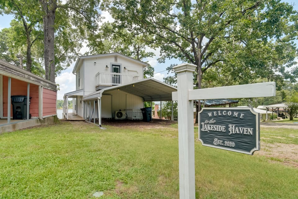 'Lakeside Haven' w/ Deck & Views in Jefferson! House in Lake O the Pines