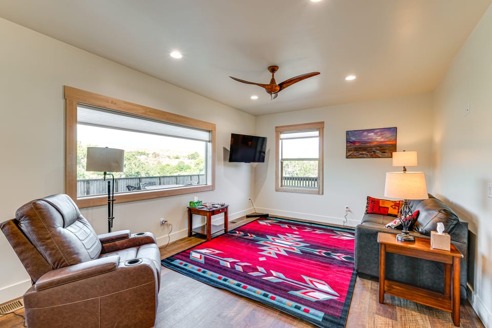 5 Mi to Arches NP: Canyon-View Hideaway w/ Deck! House in Utah