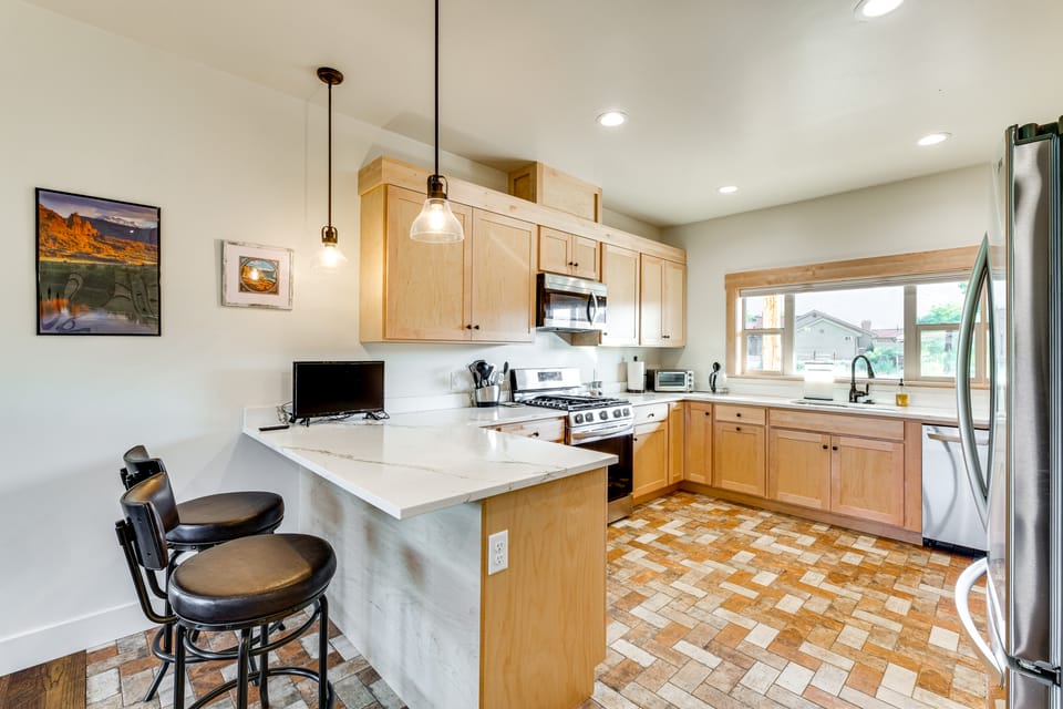 5 Mi to Arches NP: Canyon-View Hideaway w/ Deck! House in Utah