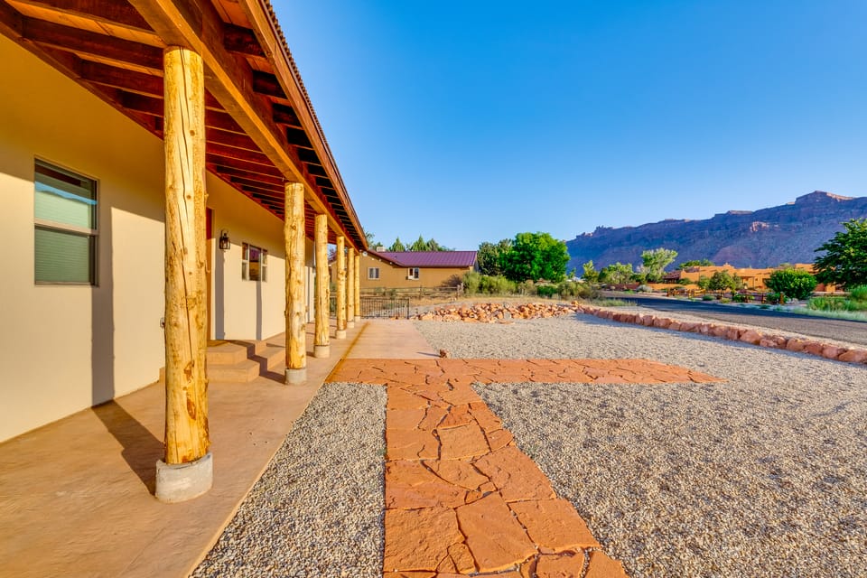 5 Mi to Arches NP: Canyon-View Hideaway w/ Deck! House in Utah