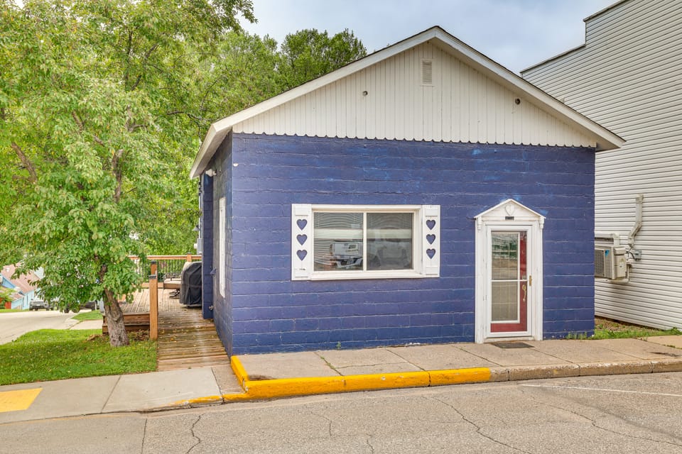 Steps to Marina & Beach: Couple’s Cottage in Pepin Apartment in Pepin