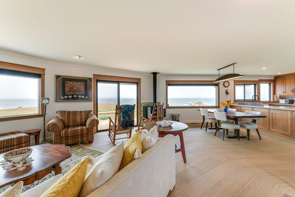 Walk to Beach: Luxury Oceanfront Escape in Caspar House in Caspar