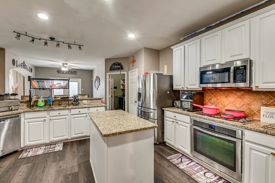 Shop, Play & Explore: Family Home in Allen House in Allen