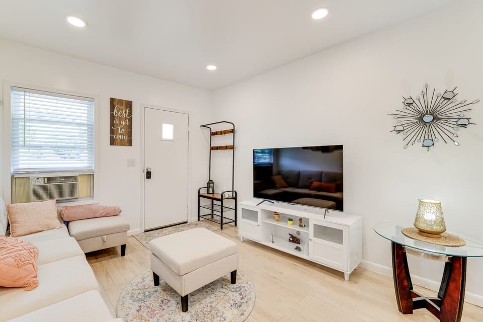 2 Mi to State Park: Updated Niagara Falls Home House in Niagara Falls