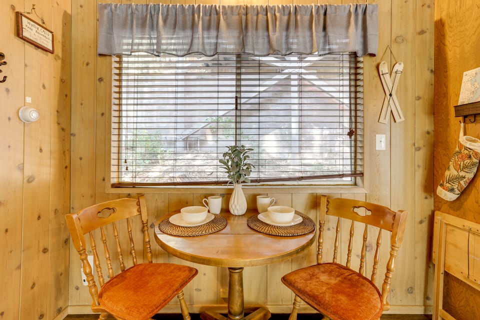 2 Mi to Lake Arrowhead: Pet-Friendly Cabin House in Lake Arrowhead