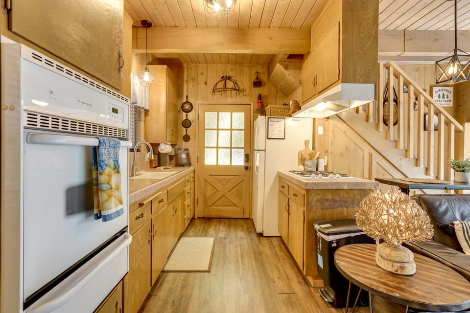 2 Mi to Lake Arrowhead: Pet-Friendly Cabin House in Lake Arrowhead