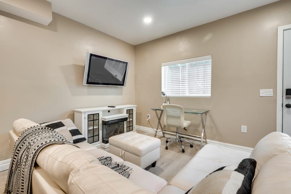 4 Mi to Hollywood: Mid-Wilshire Couple's Retreat Apartment in San Fernando Valley