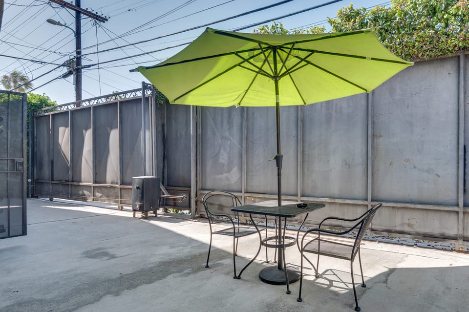 4 Mi to Hollywood: Mid-Wilshire Couple's Retreat Apartment in San Fernando Valley