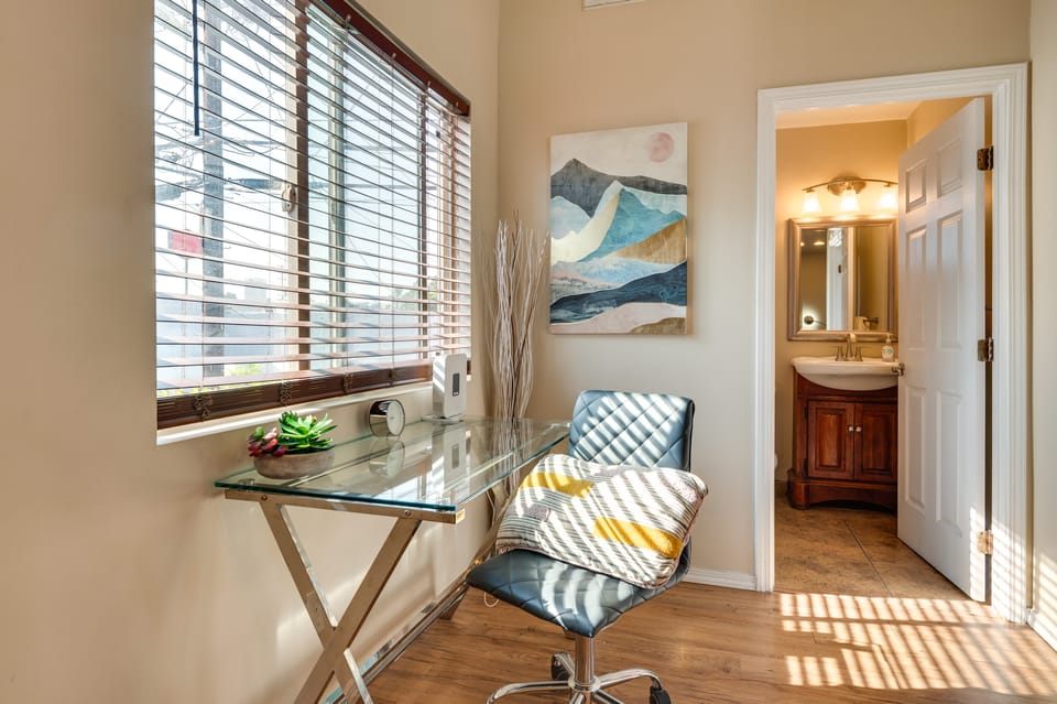 8 Mi to SoFi Stadium: WFH-Friendly Apt Apartment in San Fernando Valley