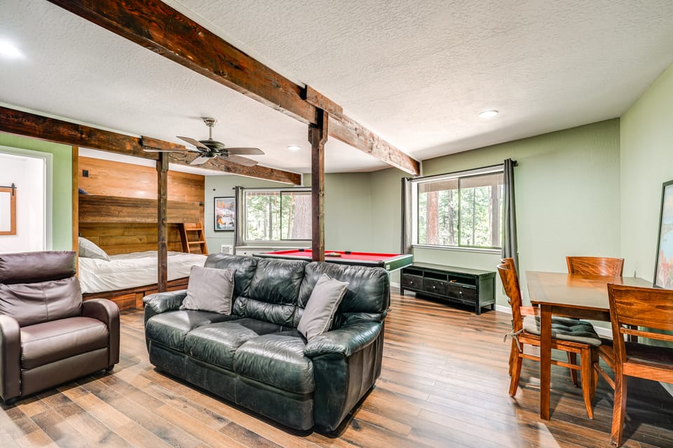 Cabin Getaway Near Big Trees Park: Game Room, Deck House in Dorrington