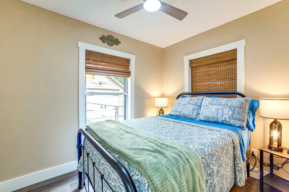 Visit Lake Texoma & Casinos: Restored 1930s Home House in Lake Texoma