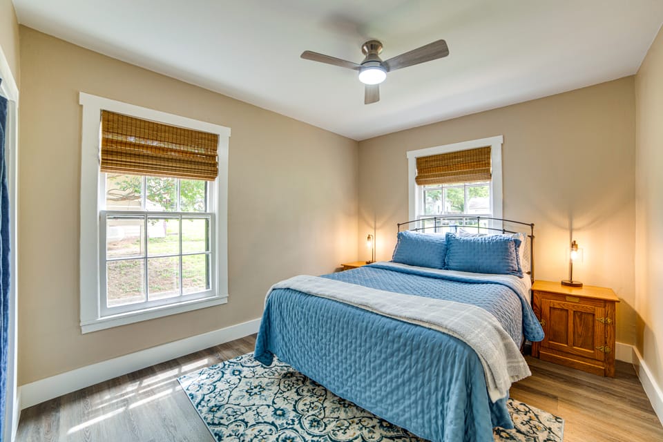 Visit Lake Texoma & Casinos: Restored 1930s Home House in Lake Texoma