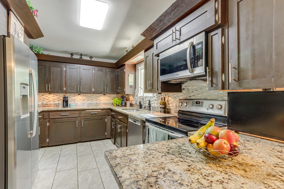 Walk to Lake Fayetteville: Family Retreat w/ Deck House in Springdale