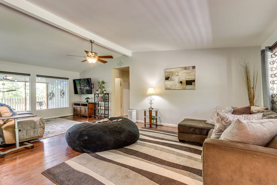 Walk to Lake Fayetteville: Family Retreat w/ Deck House in Springdale