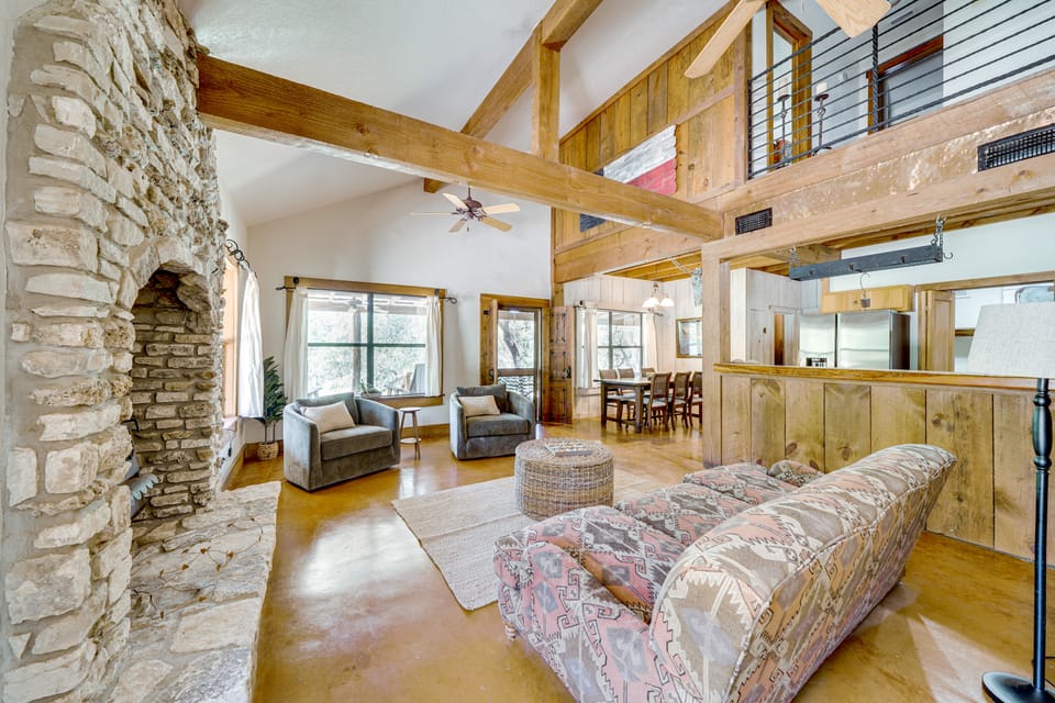 Swim, Hike & Unwind: Serene Hill Country Retreat House in Rio Grande
